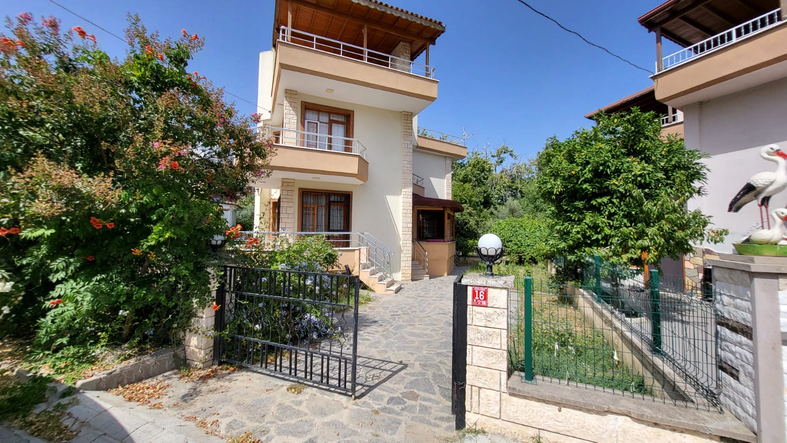 Bahçeli Dere Kenarı Villa