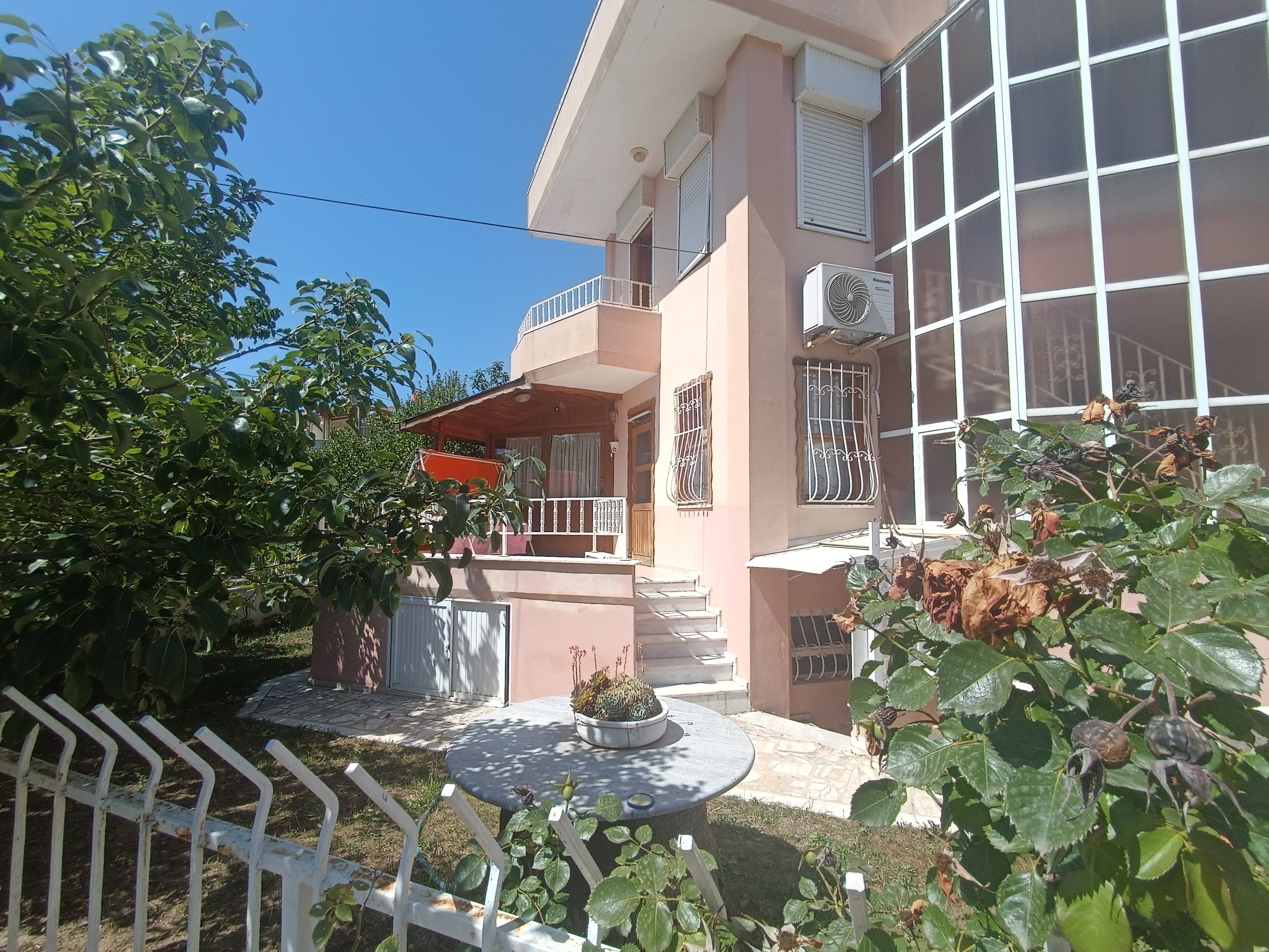 Bahçeli Köşe Villa